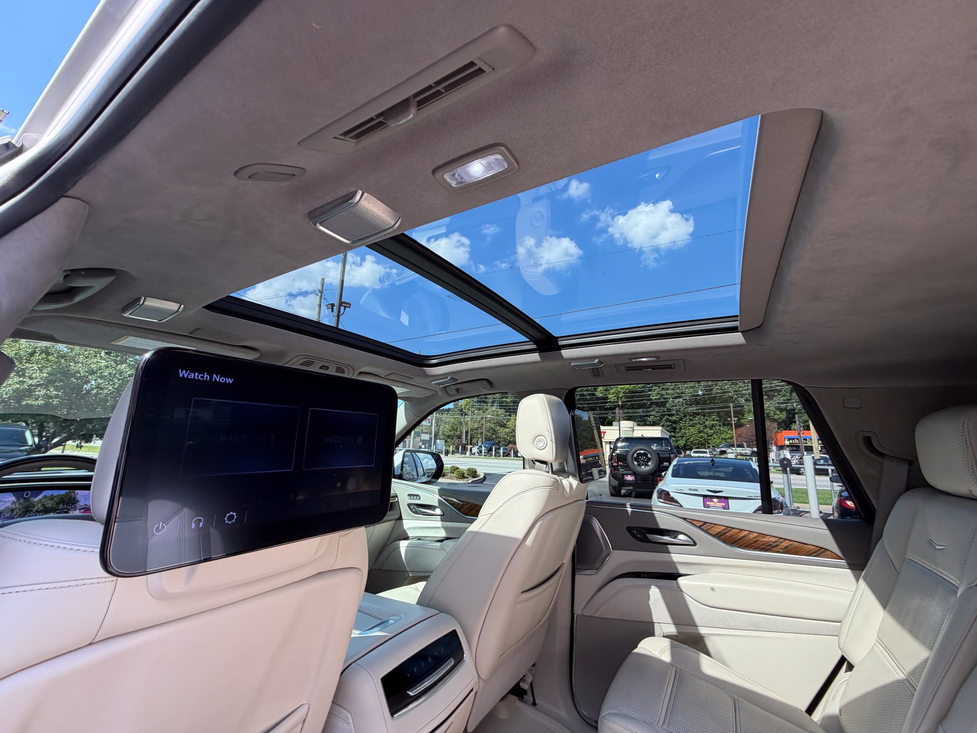 Used 2023 Cadillac Escalade Premium Luxury Platinum AWD/4WD image 19