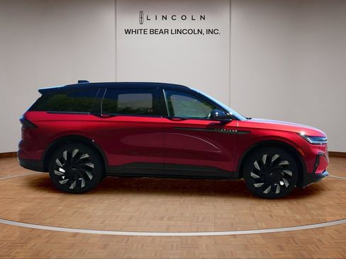 Used 2025 Lincoln Nautilus Reserve AWD/4WD image 4