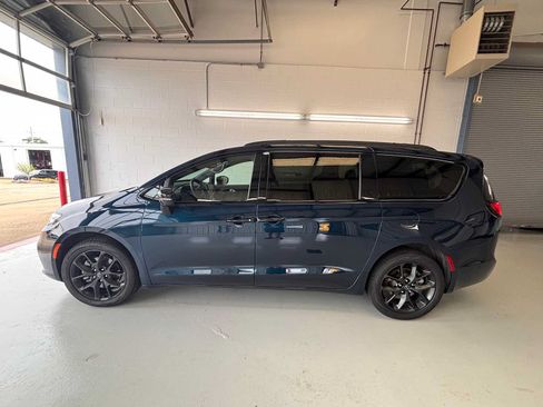 Used 2025 Chrysler Pacifica Limited AWD/4WD image 1