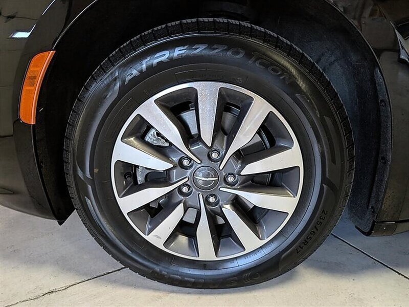 Used 2024 Chrysler Pacifica Limited FWD image 15
