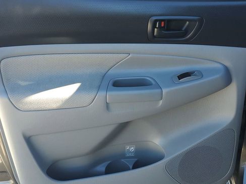 Used 2011 Toyota Tacoma PreRunner image 38