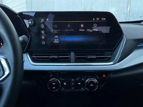 Used 2025 Chevrolet Trax LT w/ LT Convenience Package image 24