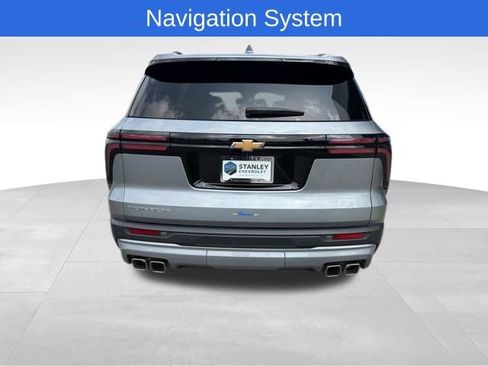 Used 2025 Chevrolet Traverse LT image 4