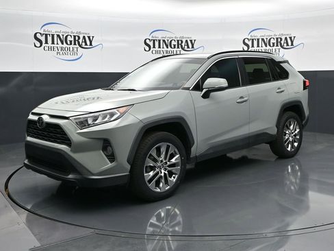 Used 2021 Toyota RAV4 XLE Premium image 3
