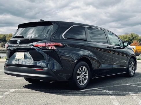 Used 2021 Toyota Sienna LE image 6