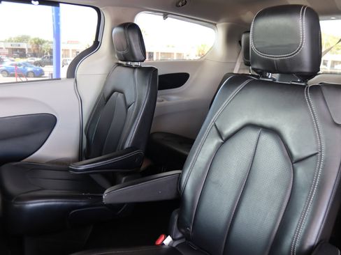 Used 2021 Chrysler Voyager Lxi image 24