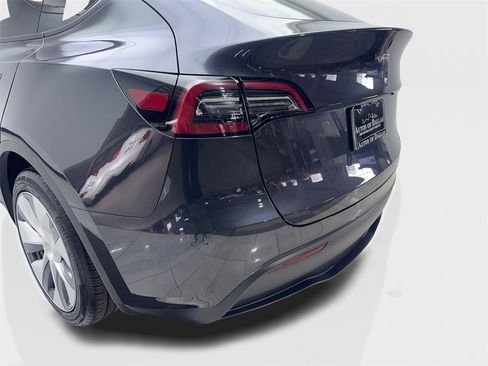 Used 2024 Tesla Model Y Long Range image 19