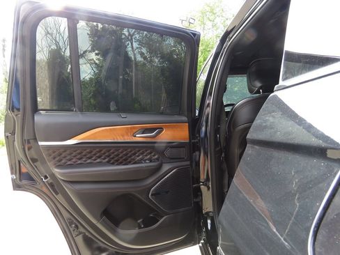 Used 2023 Jeep Grand Cherokee Summit AWD/4WD image 19