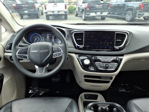 Used 2023 Chrysler Pacifica Touring-L FWD image 14