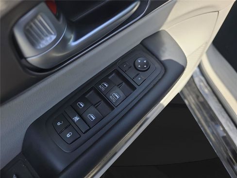 Used 2024 Chrysler Pacifica Limited FWD image 19