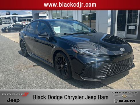 Used 2025 Toyota Camry SE image 1