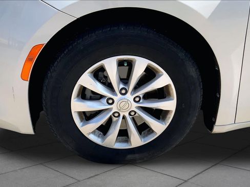 Used 2017 Chrysler Pacifica Touring-L FWD image 9