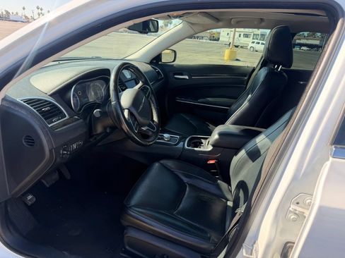 Used 2017 Chrysler 300 C RWD image 9