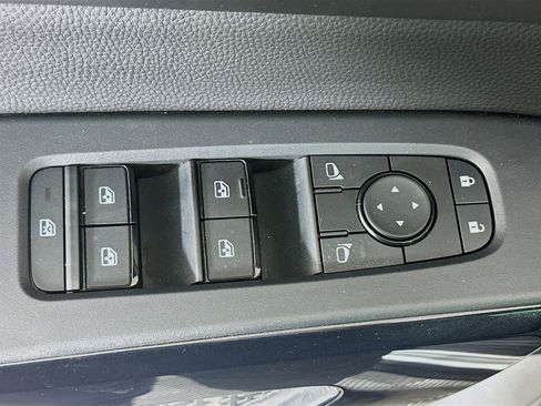 Used 2025 Nissan Pathfinder SV image 15