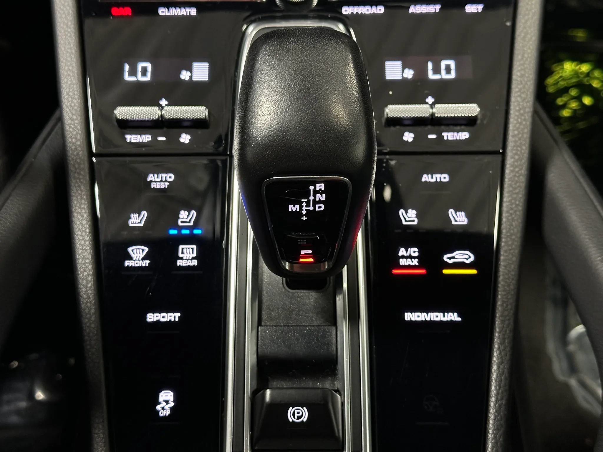 Used 2022 Porsche Cayenne w/ Premium Package AWD/4WD image 45