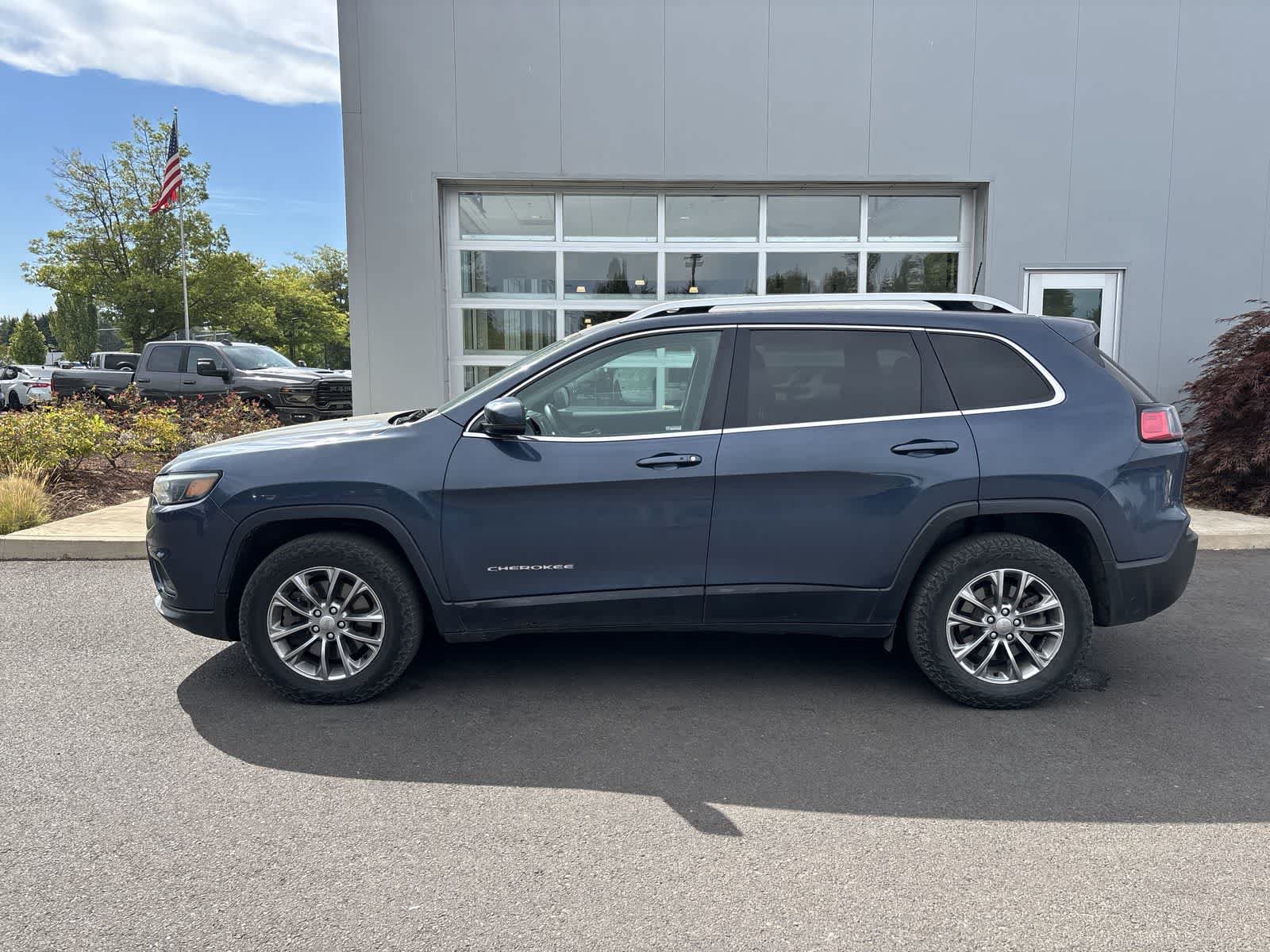 Used 2019 Jeep Cherokee Latitude Plus AWD/4WD image 2