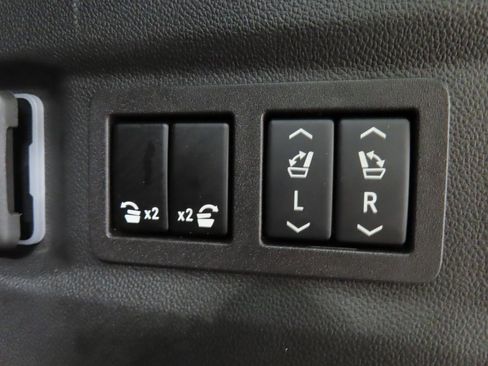 Used 2024 GMC Yukon AT4 image 39