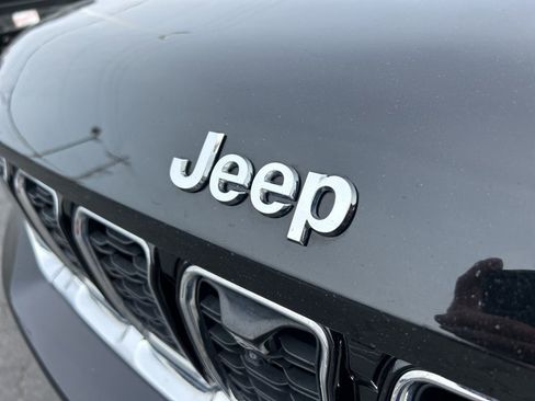 Used 2023 Jeep Grand Cherokee Limited w/ Luxury Tech Group II image 10