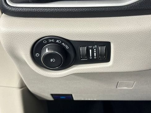 Used 2023 Chrysler Pacifica Touring-L image 19