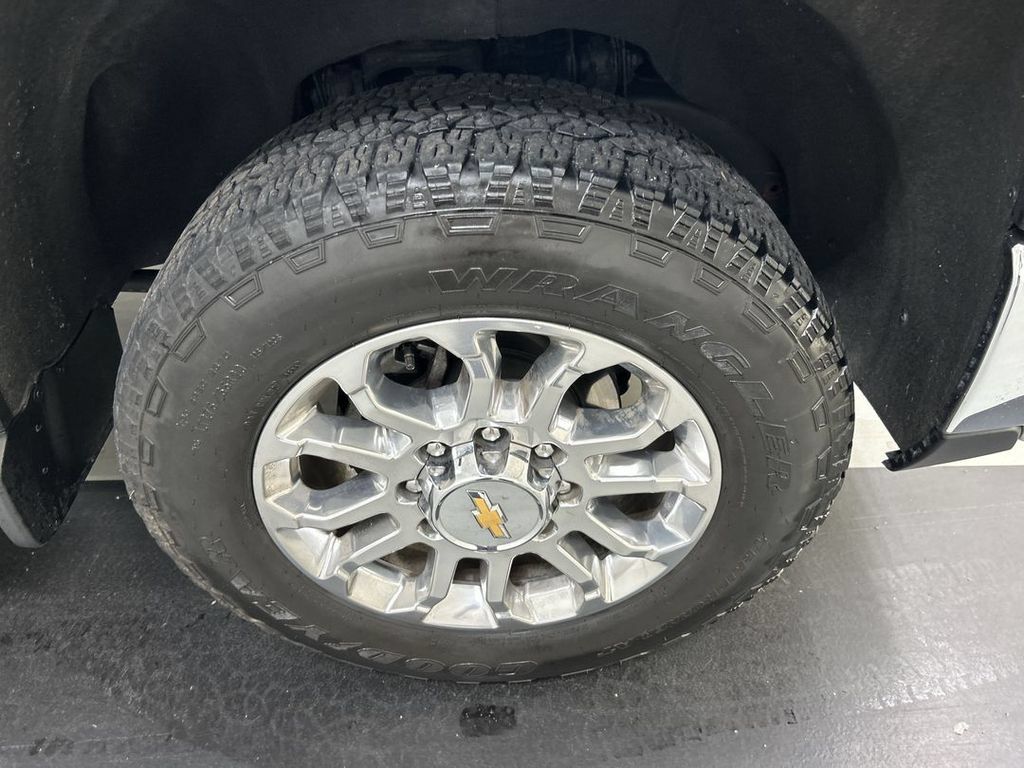 Used 2025 Chevrolet Silverado 2500 LTZ w/ LTZ Plus Package AWD/4WD image 8