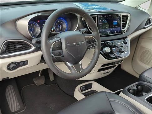 Used 2023 Chrysler Pacifica Touring-L FWD image 10