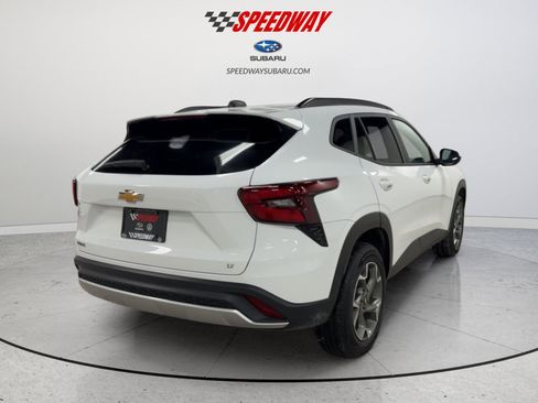 Used 2025 Chevrolet Trax LT w/ LT Convenience Package image 9