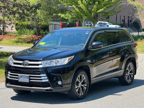 Used 2019 Toyota Highlander Plus AWD/4WD image 3
