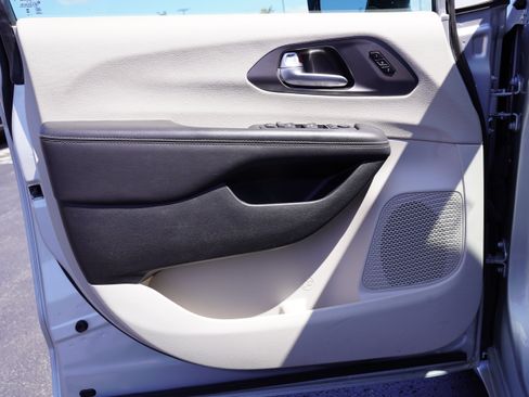 Used 2024 Chrysler Pacifica Touring-L FWD image 17