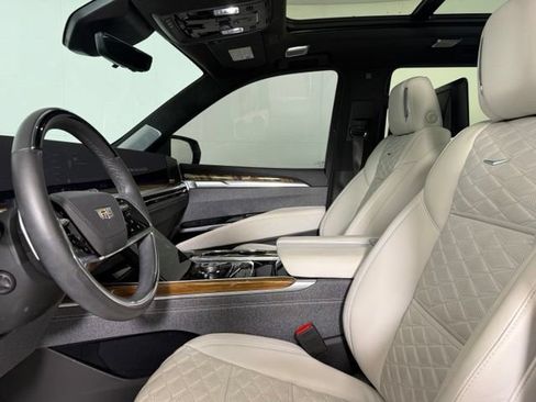 Used 2025 Cadillac Escalade Sport Platinum AWD/4WD image 5