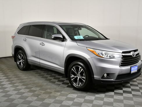 Used 2016 Toyota Highlander XLE image 4