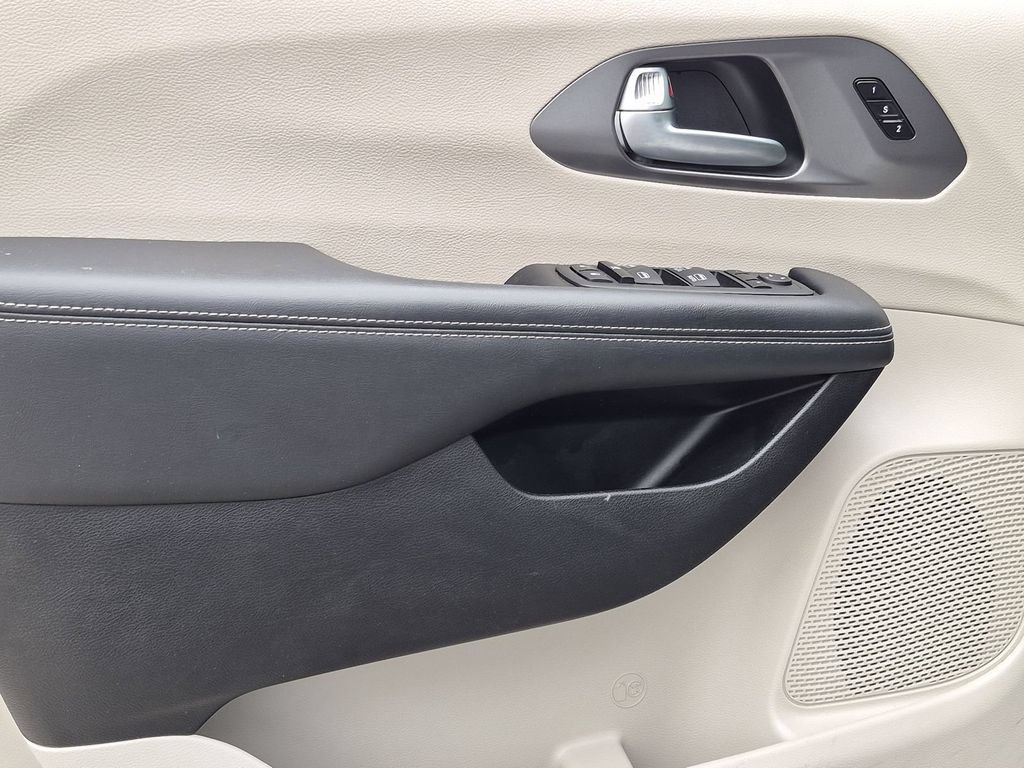 Used 2023 Chrysler Pacifica Touring-L FWD image 15