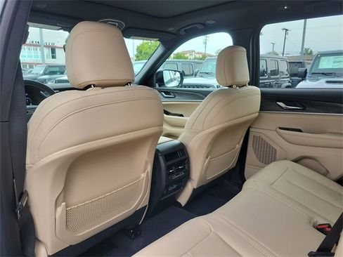 New 2025 Jeep Grand Cherokee Limited image 12