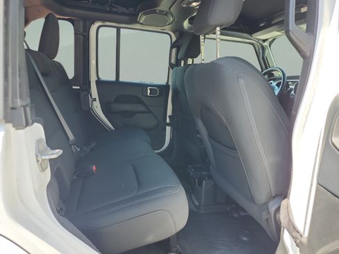 Used 2018 Jeep Wrangler Unlimited Sahara AWD/4WD image 18