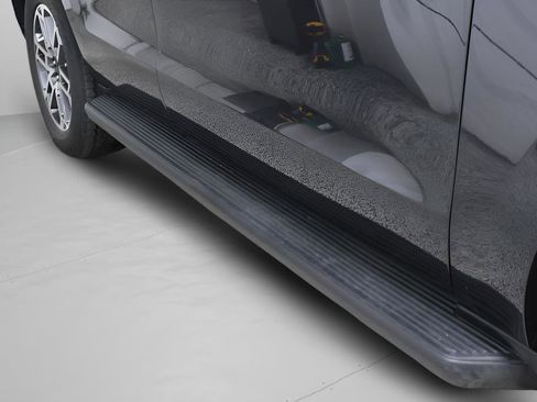 Used 2025 Ford Expedition Active image 31