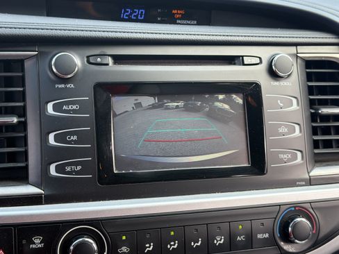 Used 2018 Toyota Highlander LE FWD image 3