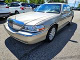 Used 2011 Lincoln Town Car Signature Limited image 2