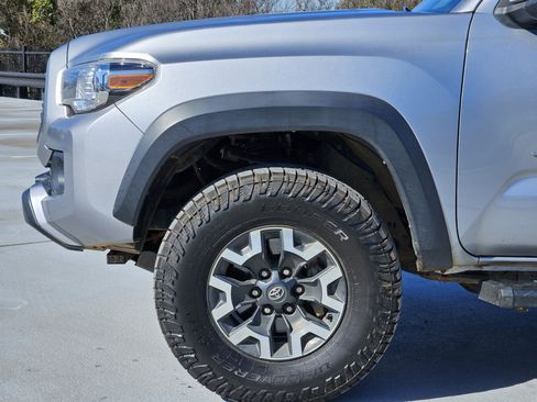 Used 2021 Toyota Tacoma TRD Off-Road w/ Technology Package image 12