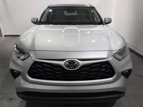 Used 2023 Toyota Highlander XLE AWD/4WD image 8