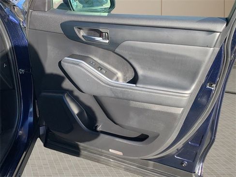 Used 2022 Toyota Highlander XSE image 38