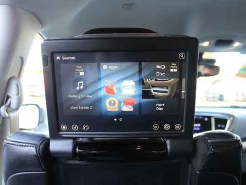 Used 2017 Chrysler Pacifica Platinum image 28