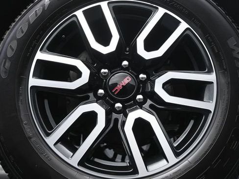 Used 2024 GMC Sierra 1500 AT4 w/ Technology Package AWD/4WD image 9