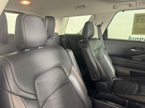Used 2025 Nissan Pathfinder Platinum image 32