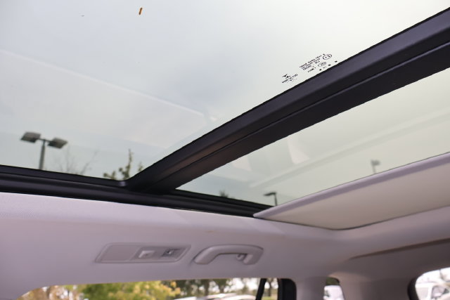 Certified 2020 Volkswagen Tiguan SE w/ Panoramic Sunroof Package AWD/4WD image 29