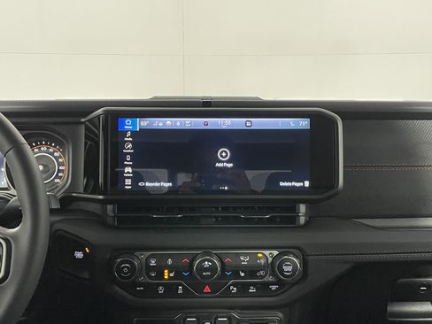 Used 2024 Jeep Gladiator Rubicon w/ Safety Group image 17