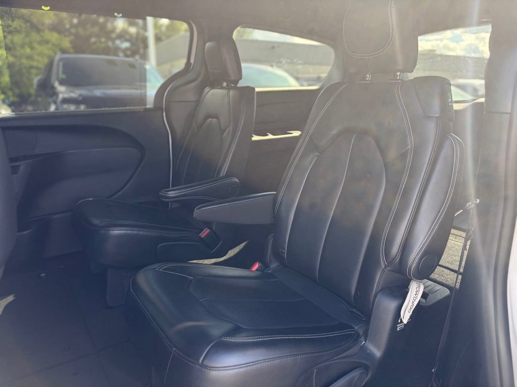 Certified 2025 Chrysler Pacifica Select FWD image 13