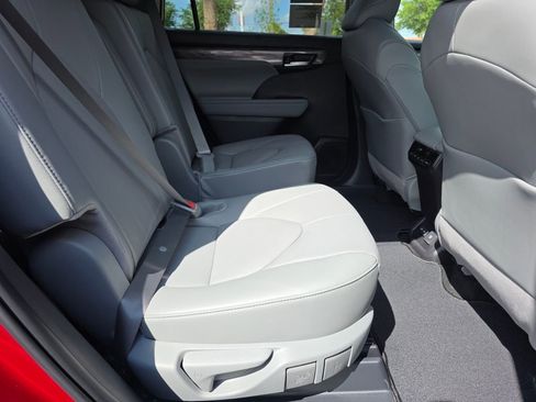 New 2026 Toyota Highlander Limited AWD/4WD image 17