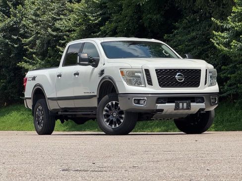 Used 2016 Nissan Titan PRO-4X w/ Pro-4x Convenience Package AWD/4WD image 2