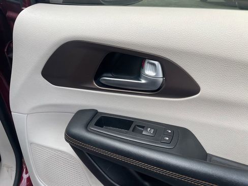 Used 2017 Chrysler Pacifica Touring w/ Tire & Wheel Group image 36