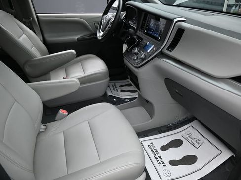 Used 2020 Toyota Sienna L FWD image 29