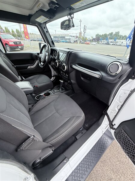 Used 2018 Jeep Wrangler Unlimited Sahara AWD/4WD image 26